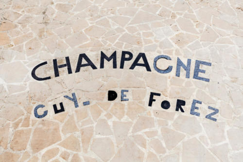 Champagne Guy de Forez  Cour pavés